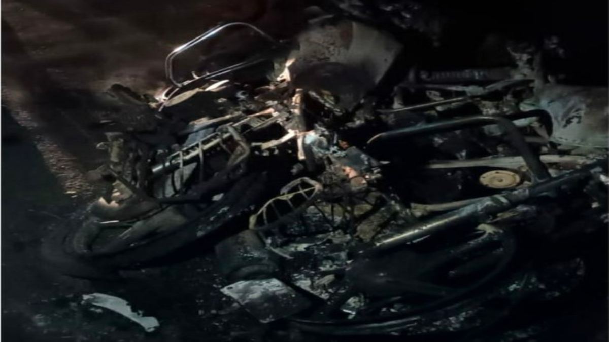 बाइक चलाना सीख रही किशोरी किडनैप, दो गावों के लोगों के बीच तनाव, बाइकों में लगाई आग