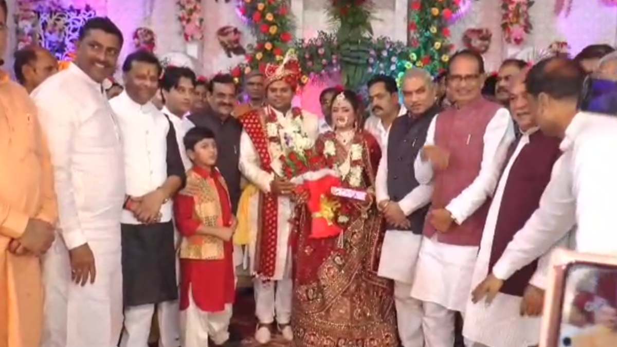 देर रात ग्वालियर पहुंचे सीएम शिवराज: महाराष्ट्र सह प्रभारी जयभान सिंह के भतीजे के विवाह में हुए शामिल, वर वधु को दिया आशीर्वाद