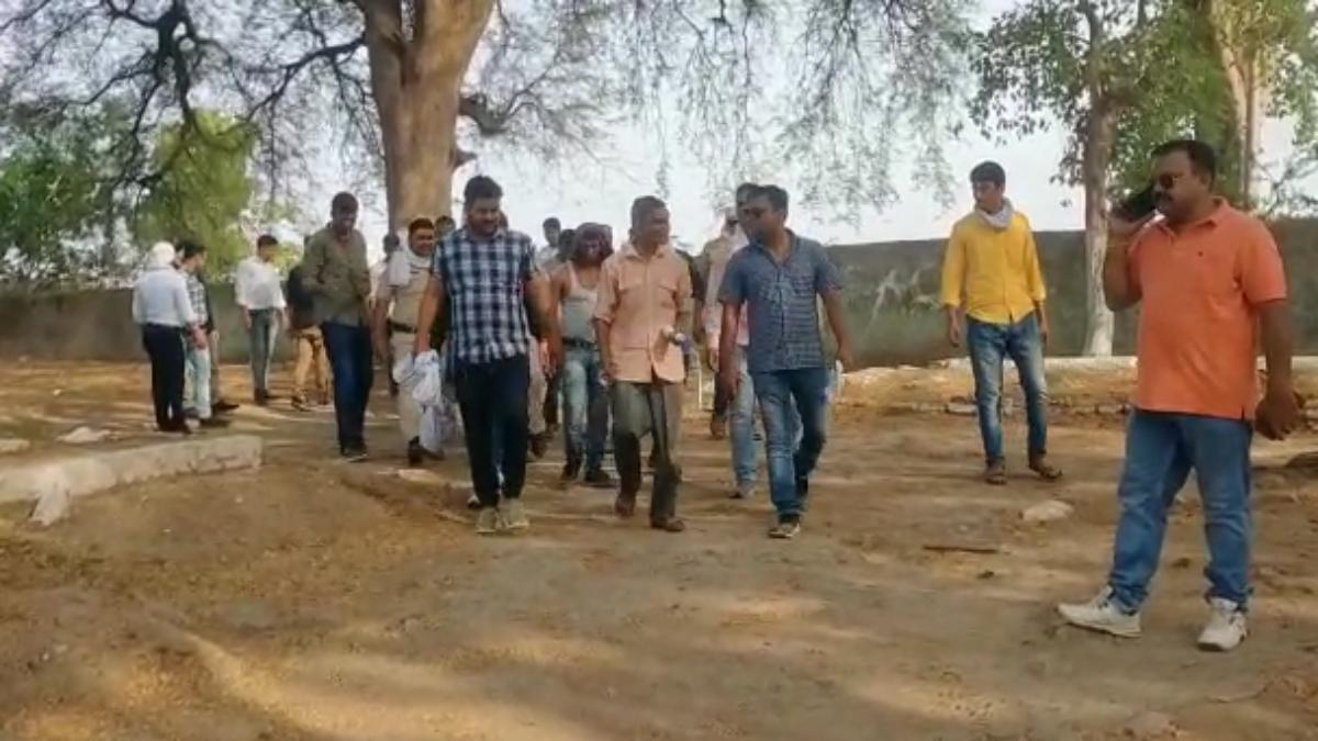 कब्रिस्तान में चल रहा था सट्टे का खेल: 15 सटोरी चढ़े पुलिस के हत्थे, 1 लाख 95  हजार कैश और 10 मोबाइल जब्त  