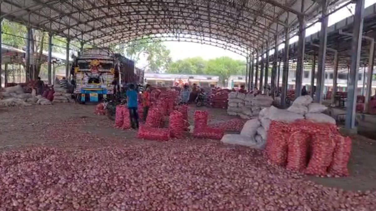 प्याज के आंसू रो रहे किसान: प्रति किलो 75 पैसे मिल रहे दाम, अन्नदाता बोले- मंडी तक ले जाने का किराया भी जेब से देना पड़ रहा