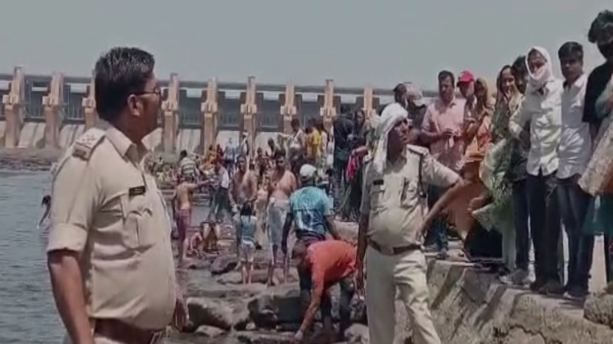 ओंकारेश्वर में हादसा: नर्मदा नदी में डूबा श्रद्धालु, पुलिस और गोताखोरों की टीम कर रही तलाश 