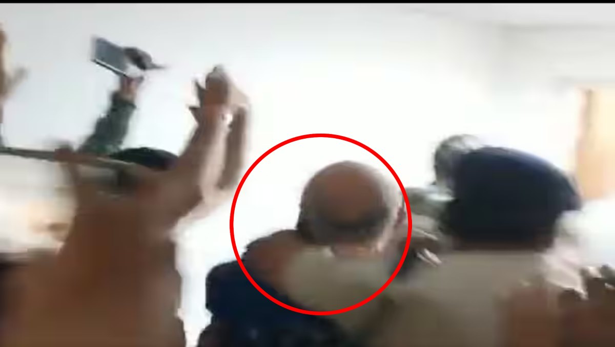 BIG BREAKING: Manish Sisodia की गर्दन पकड़कर कोर्ट ले गई पुलिस, VIDEO VIRAL, इस रवैये पर जानिए क्या बोले CM Arvind Kejriwal ?