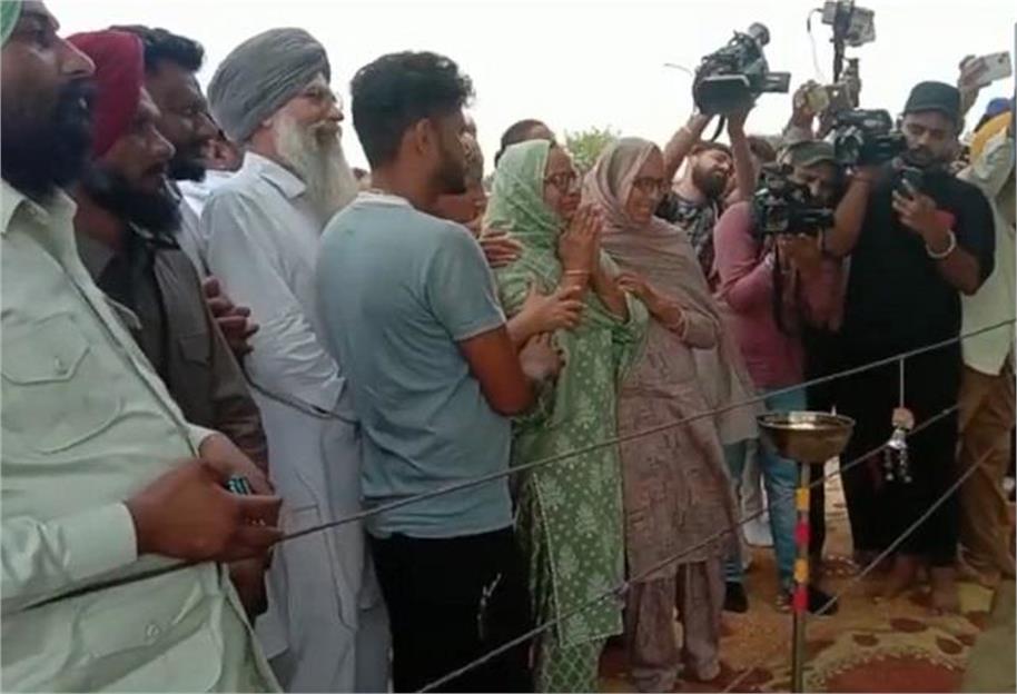 Moose Wala Death Anniversary : सिद्धू मूसेवाला को याद कर भावुक हुई मां, माथा टेक फूट-फूटकर रोई, बहन अफसाना खान ने भाई को याद करते हुए सोशल मीडिया पर यादगार तस्वीरें की शेयर