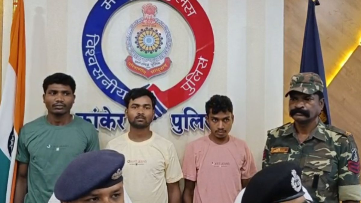 CG NEWS : 16 लाख के दो हार्डकोर इनामी नक्सली समेत 3 गिरफ्तार, विस्फोटक सामग्री समेत 2000 के नोट बरामद