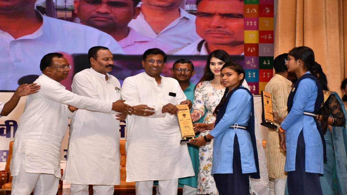 MLA सत्यनारायण शर्मा और पंकज शर्मा ने 1500 बच्चों का सम्मान कर बढ़ाया मनोबल, जीवन में खूब तरक्की करने की दी शुभकामनाएं