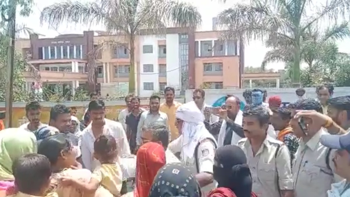 मांगने तो गए थे आशियाना…. लेकिन मिला धक्का और पुलिस केस: पट्टा मांगने गई महिलाओं को चिलचिलाती धूप में पुरुष पुलिस कर्मियों ने खदेड़ा