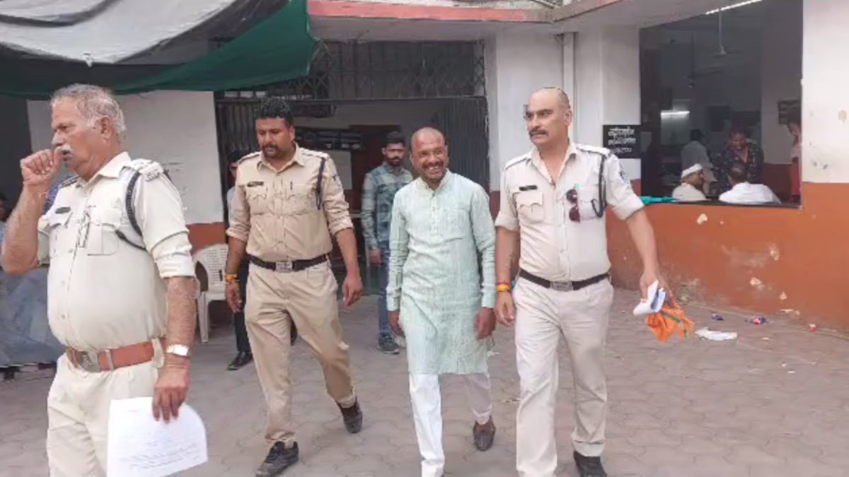 MP में पार्षद को जेल: हंसते हुए कहा- ‘नेता जी जेल नहीं जाएंगे तो कौन जाएगा’ जानिए क्या है पूरा मामला ?