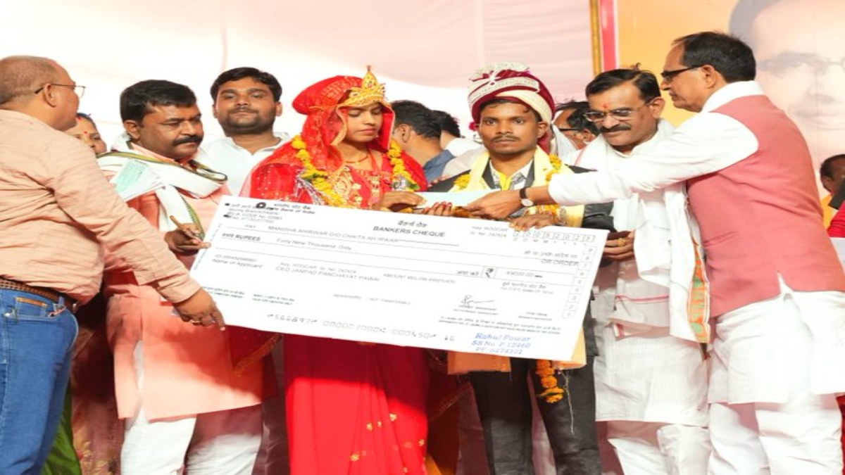 पन्ना में आयोजित सामूहिक विवाह सम्मेलन में शामिल हुए सीएम शिवराज, 151 जोड़े को आशीर्वाद देकर सौंपा चेक, विकास कार्यों की दी सौगात  