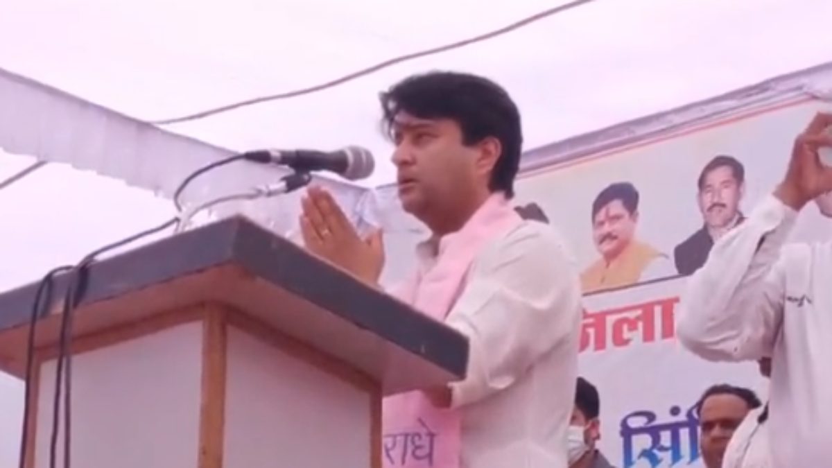 सिंधिया ने हाथ जोड़कर मांगी माफी, VIDEO: मंच से कहा- मेरा संबंध आपसे व्यक्तिगत है राजनीतिक नहीं, मुझसे गलतियां हुई हो तो माफ करना