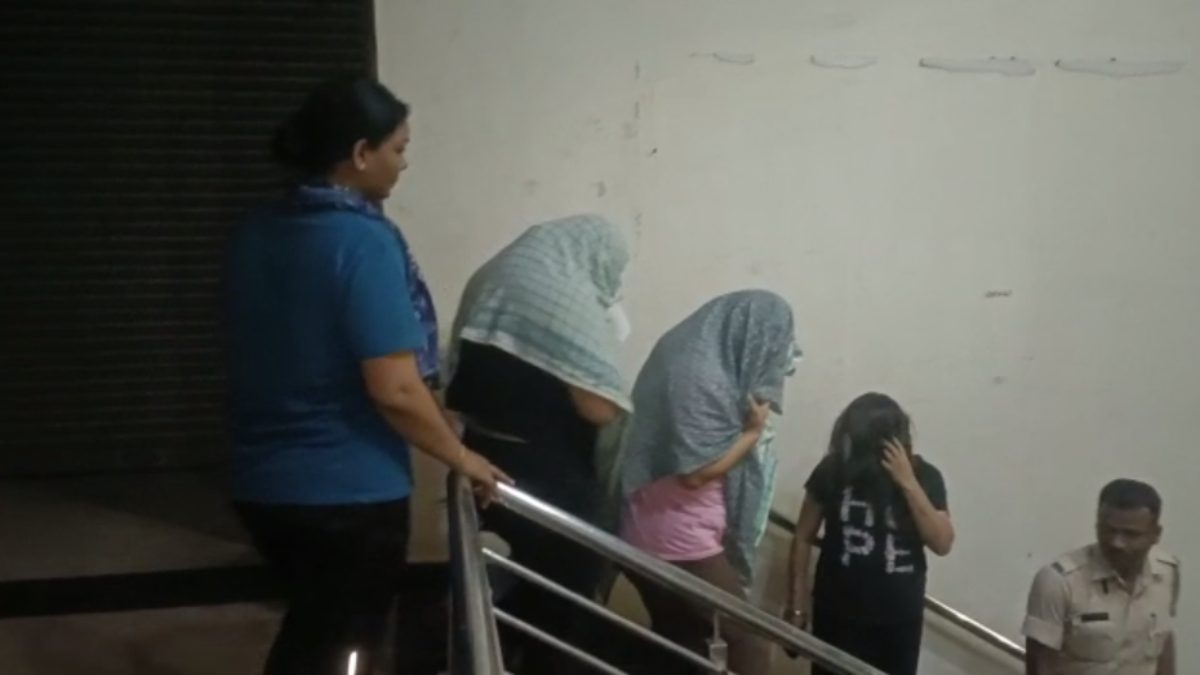 Spa Center की आड़ में Sex Racket: 3 स्पा सेंटरों पर पुलिस की दबिश, 30 से अधिक युवक-युवतियों को आपत्तिजनक हालत में पकड़ा, देखिए वीडियो