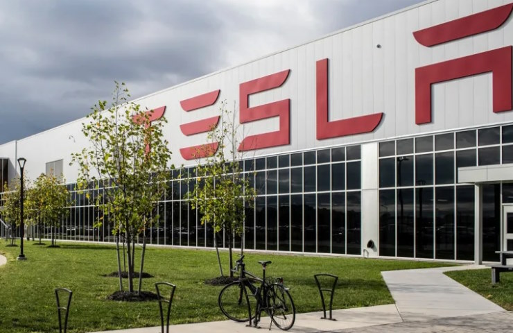 Tesla Officials India Visit: क्या भारत में प्लांट खोलेंगी टेस्ला! अधिकारियों के दौरे को लेकर जागी उत्सुकता…