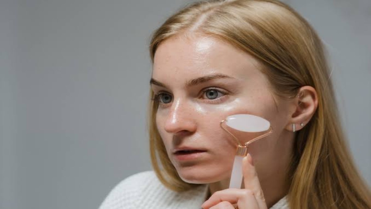 Beauty Tips : फेस रोलर है महिलाओं के लिए उपयोगी ब्यूटी टूल, अब तक नहीं किया Use तो करके देखें …