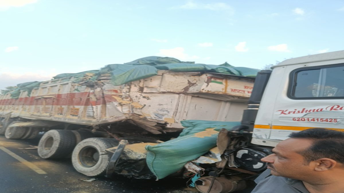 MP में भीषण सड़क हादसाः उज्जैन मक्सी मार्ग पर वीडियोकोच बस कंटेनर में जा घुसी, 4 लोगों की मौत, 14 यात्री घायल