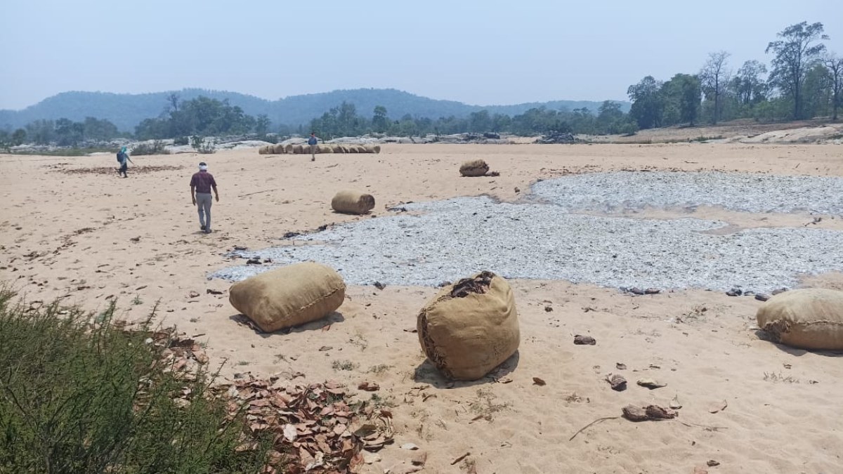 CG NEWS : नक्सलियों का उत्पात, तेंदूपत्ते की गड्डियों में लगाई आग, मौके से मिले बैनर-पम्पलेट