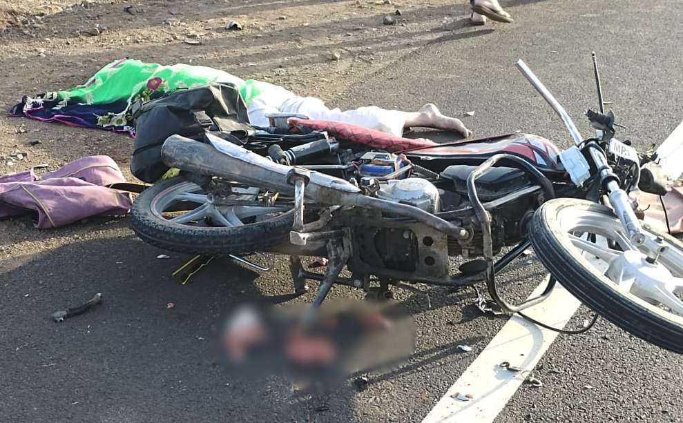 MP सड़क हादसे में 3 मौतः आगर मालवा में सड़क हादसे में पति की मौत, पत्नी गंभीर, खंडवा में बाइक सवार पिता पुत्र को ट्रक ने मारी ठक्कर, पिता की मौत, बेटा घायल, छिंदवाड़ा कार दुर्घटना में एक मौत, सात घायल