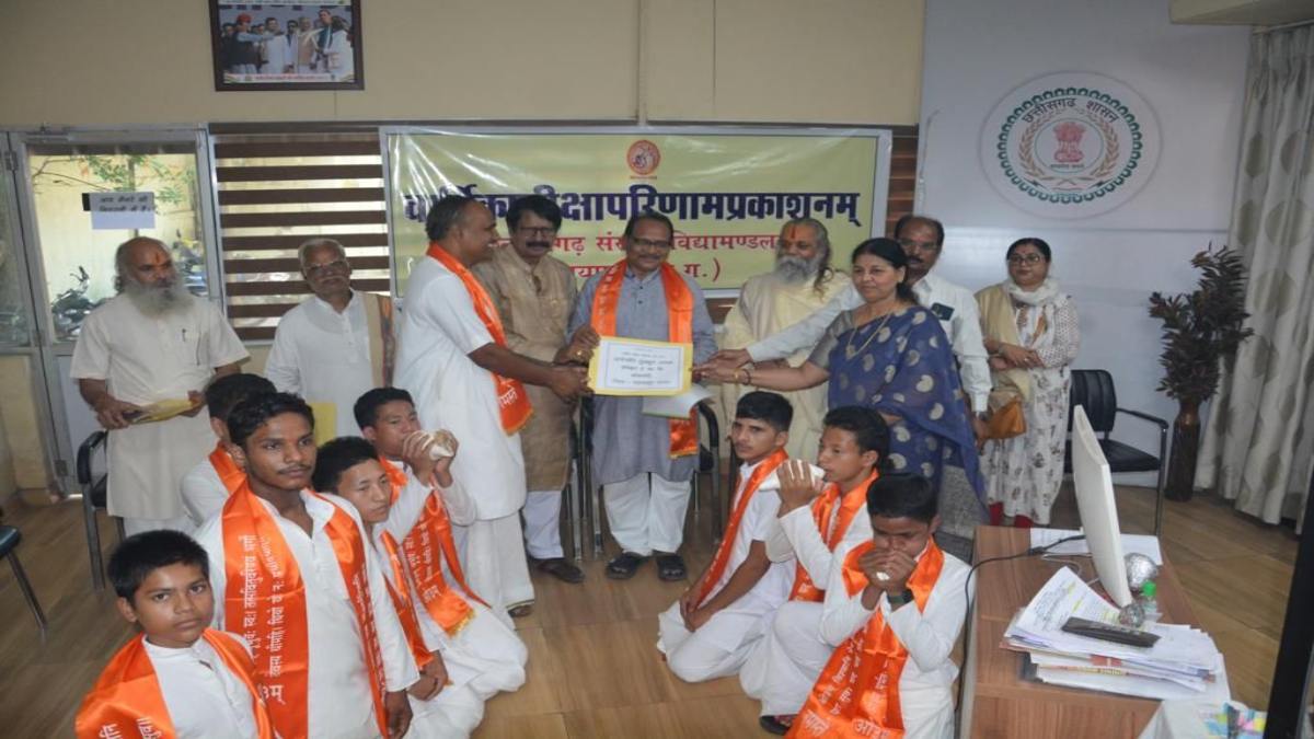 छत्तीसगढ़ संस्कृत विद्यामंडलम् बोर्ड का परीक्षा परिणाम जारी, मंत्री प्रेमसाय ने शंखनाद और मंत्रोच्चार के बीच घोषित किए नतीजे