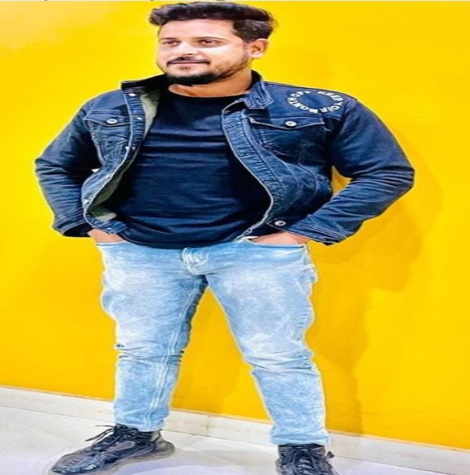 युवक की निर्मम हत्याः नाजायज रिश्तों की जानकारी देना पड़ा महंगा, बचपन के दोस्त को डंडे से पीट पीट कर उतारा मौत के घाट, आरोपी युवती गिरफ्तार, प्रेमी फरार