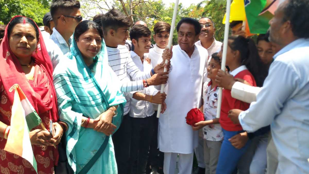 बच्चों ने PCC चीफ को दी गुल्लक: सीएम के क्षेत्र से 80 किमी पैदल चलकर राजधानी पहुंचे, कमलनाथ को CM बनाने की जताई इच्छा