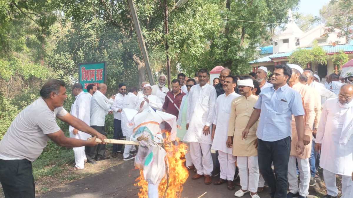 MP कांग्रेस में कलहः दावेदारों से चर्चा के बाद गुटबाजी आई सड़क पर, एक गुट ने केंद्रीय पर्यवेक्षक, जिला प्रभारी और पूर्व मंत्री का फूंका पुतला