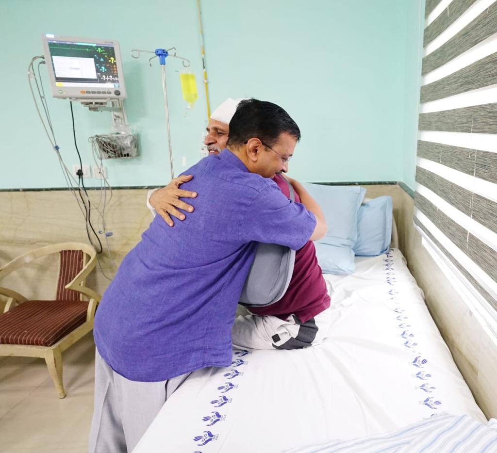 सत्येंद्र जैन से मिलने अस्पताल पहुंचे सीएम, गले लगाया…