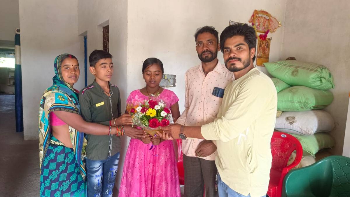 सपने ऐसे भी होते हैं पूरेः गांव की लड़की ने टॉपटेन में जगह बनाकर युवक के ख्वाब को किया पूरा, छात्रा को दी 11 हजार रुपये की प्रोत्साहन राशि…
