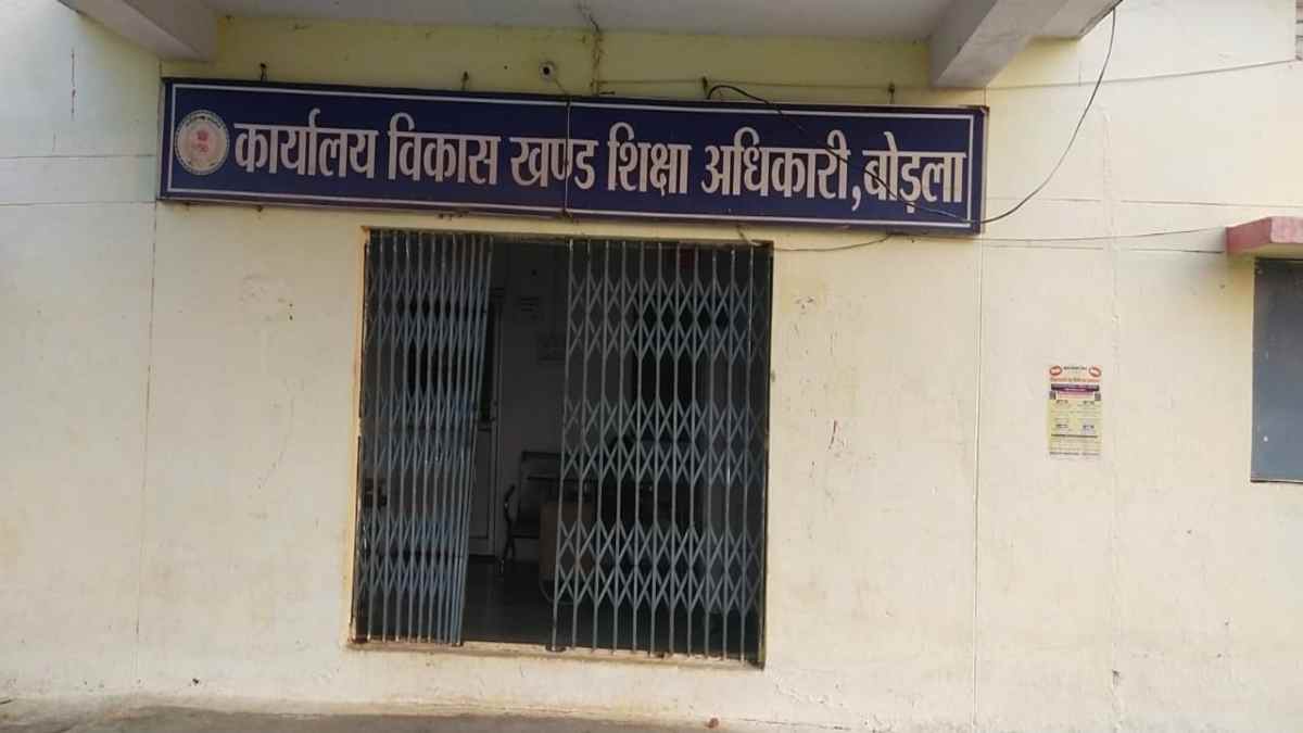 गालीबाज अधिकारी पर चला कानूनी हंटर ! रिश्वतखोरी और महिला के साथ बदसलूकी पर BEO के खिलाफ FIR दर्ज, पत्रकार को भी दे चुका है जान से मारने की धमकी