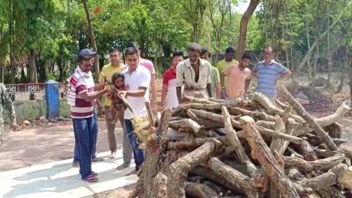CG में रिश्ते शर्मसारः बाप ने मृत बेटे को नहीं दिया कंधा, पुलिस ने पेश की मानवता की मिसाल, जानिए फिर किसने कराया अंतिम संस्कार…