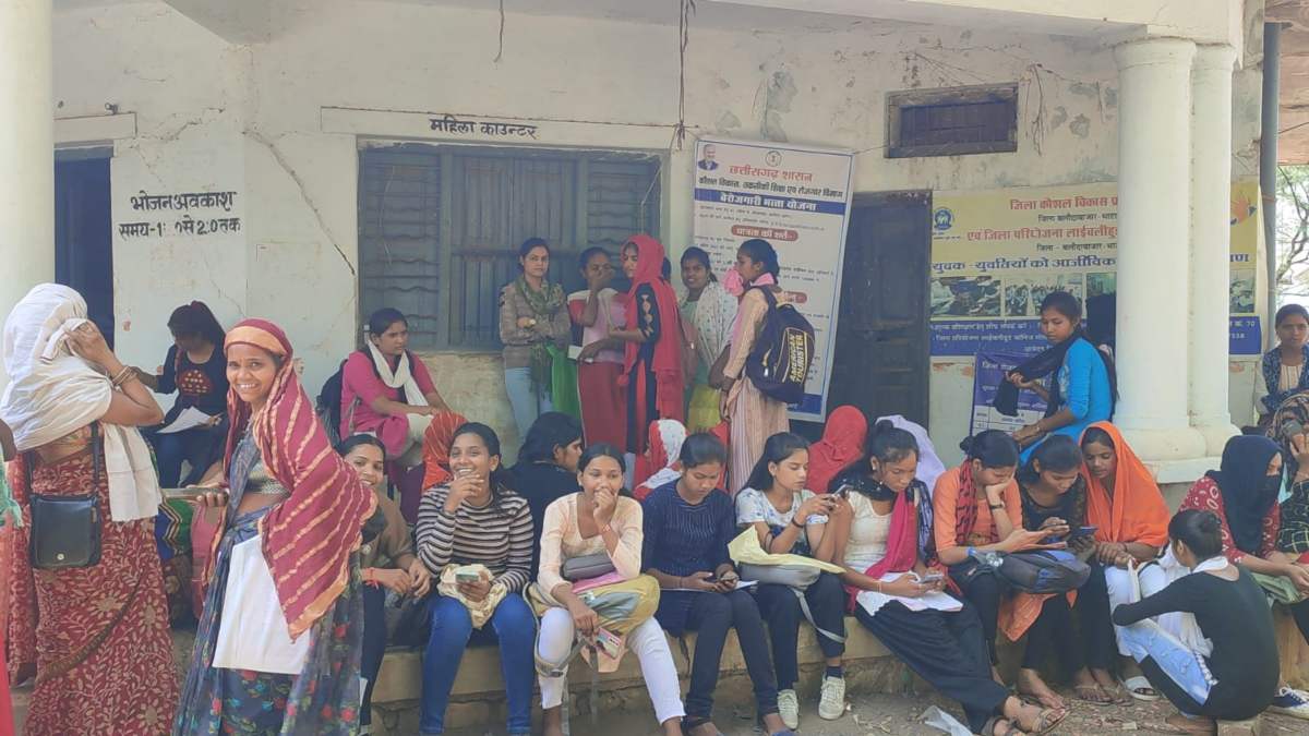 ऐसा सिस्टम किस काम का ? न कर्मचारी और न कोई व्यवस्था, पंजीयन कार्यालय में अव्यवस्थाओं का आलम, युवा परेशान…