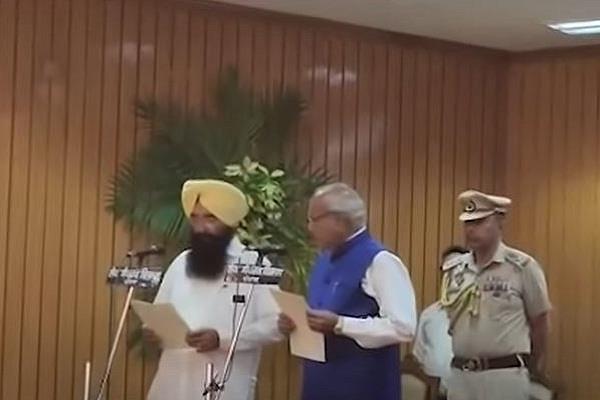 Punjab Cabinet Expansion : बलकार और गुरमीत सिंह को राज्यपाल पुरोहित ने राजभवन में पद एवं गोपनीयता की शपथ दिलाई, निज्जर का इस्तीफा
