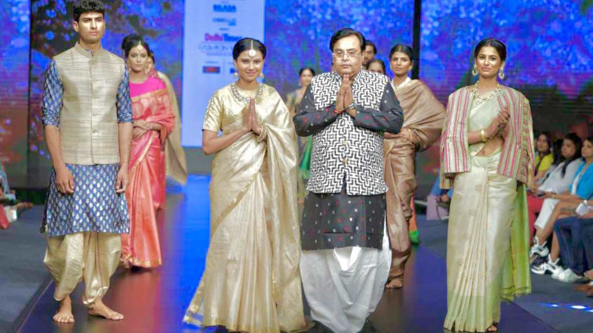 डेल्ही टाइम्स फैशन वीक में छत्तीसगढ़ का जलवा, कोसा सिल्क पहनकर गौरव द्विवेदी ने किया रैम्प पर वॉक
