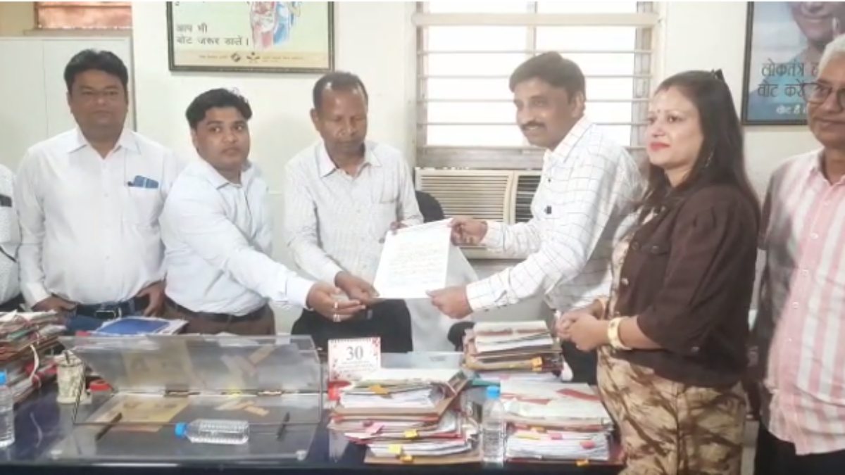 छत्तीसगढ़ कर्मचारी-अधिकारी फेडरेशन ने निर्वाचन अधिकारी से की मुलाकात, अपनी समस्याओं को लेकर सौंपा ज्ञापन