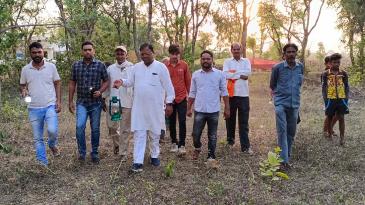 भाजपाई गौठानों में जाकर पोल खोल रहे, तो कांग्रेसी लालटेन लेकर ढूंढ रहे रतनजोत का पौधा…