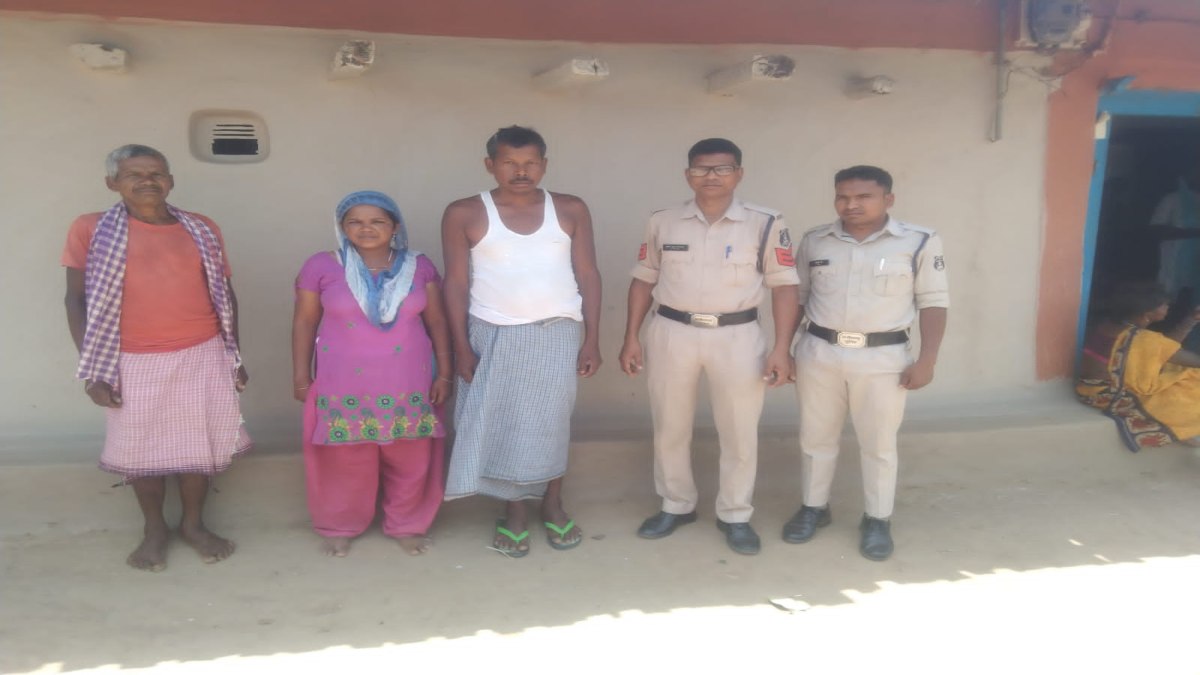 CG NEWS : गुम हुई विक्षिप्त बेटी पुलिस की मदद से 4 साल बाद वापस घर लौटी, दोबारा मिलने का आस छोड़ चुके परिजनों के आंखों में भर आए खुशी के आंसू