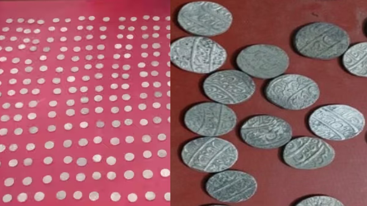 खुदाई में निकला खजाना, घड़े में मिले मुगलकालीन सोने-चांदी के 401 सिक्के, देखने के लिए जुटी ग्रामीणों की भीड़