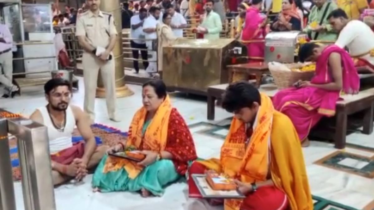 महाकाल के शरण में पहुंची केंद्रीय रेल राज्य मंत्री: गर्भगृह में की पूजा-अर्चना, मंदिर समिति ने प्रसाद, फोटो और दुपट्टा भेंटकर किया सम्मानित