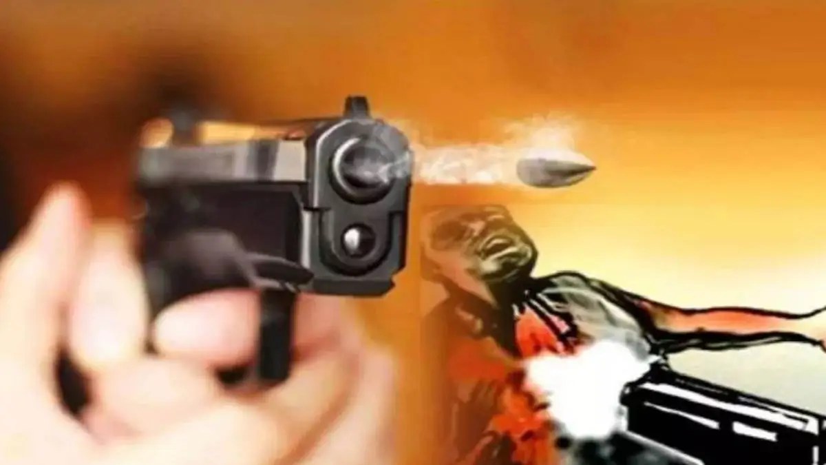 फिल्मी अंदाज में चलीं ताबड़तोड़ गोलियां : दो गैंगों के बीच हुई 100 राउंड फायरिंग, देखें VIDEO