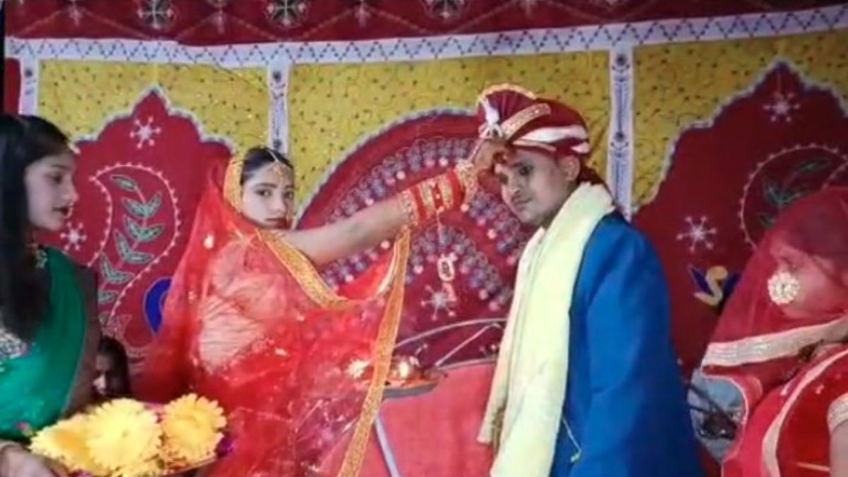 अनोखा विवाह: जेल में बंद आरोपी की डीजे और ढोल-नगाड़ों की धुन पर धूमधाम से हुई शादी, पुलिसकर्मी बने बाराती, दूल्हा फिर पहुंचा जेल