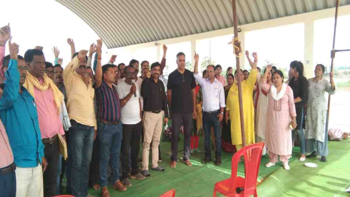 पटवारियों को अधिकारी-कर्मचारी फेडरेशन का मिला साथ, पदाधिकारियों ने कहा – मांगे पूरी नहीं हुई तो अनिश्चितकालीन हड़ताल के समर्थन में बैठेंगे