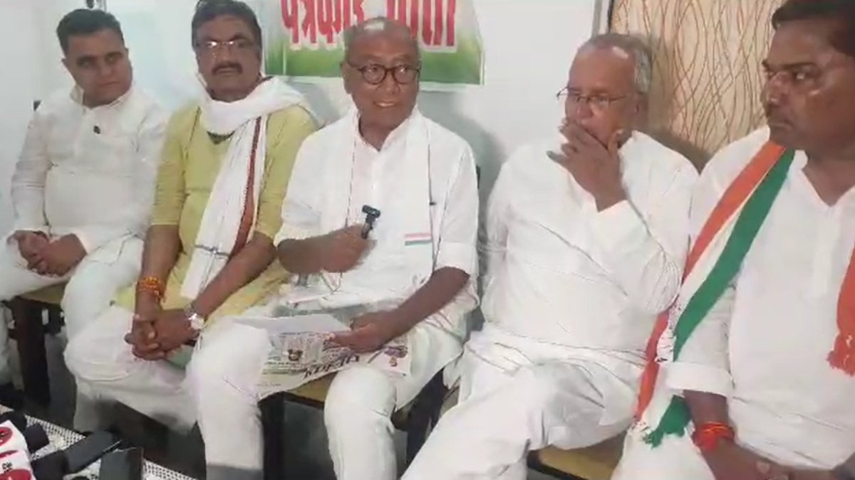 सियासतः रायसेन पहुंचे दिग्विजय ने BJP पर साधा निशाना, बोले- सौरभ से सलीम बना आतंकी का संबंध RSS से, हाल में रिश्वत लेते पकड़े बाबू को बताया बीजेपी महामंत्री का भाई