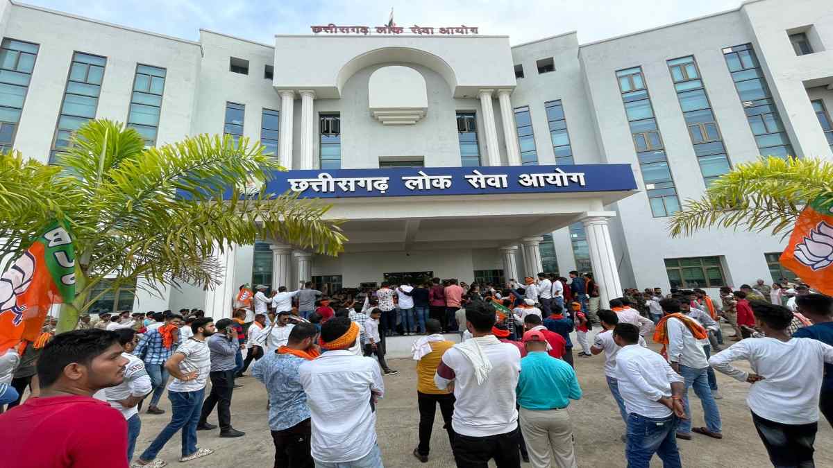 CG PSC चयन सूची में गड़बड़ी का आरोप : भाजयुमो ने PSC दफ्तर में फहराया BJP का झंडा, पुलिस और कार्यकर्ताओं में हुई झूमाझटकी, देखें VIDEO …