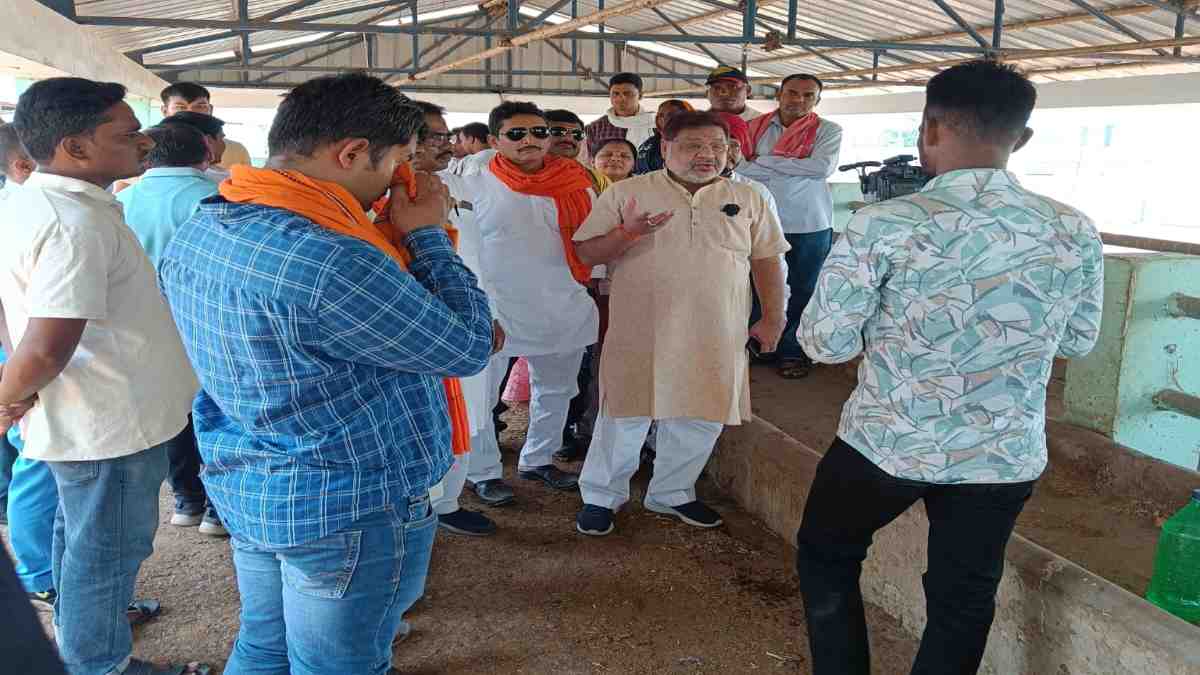 भाजपा का चलबो गोठान, खोलबो पोल अभियान : BJP नेताओं ने कहा – गौठानों में न कहीं चारा, न कहीं गोबर, न ही गोधन, सरकार डकार रही जनता का धन