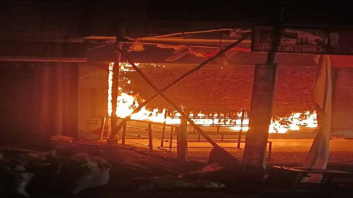 इलेक्ट्रॉनिक दुकान में भीषण आग : फायरब्रिगेड की टीम आग पर काबू पाने कर रही मशक्कत, दहशत में नगरवासी, देखें VIDEO…