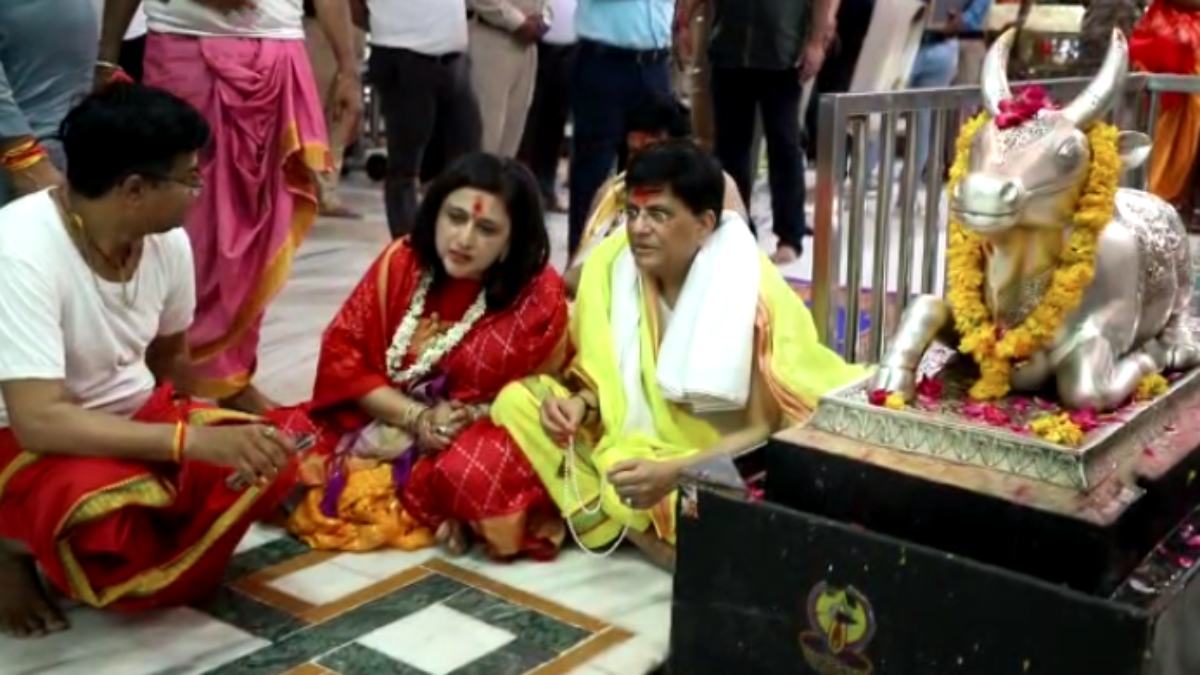 महाकाल की शरण में पहुंचे केंद्रीय मंत्री पीयूष गोयल: पत्नी के साथ गर्भगृह में की पूजा, नंदीहाल में बिताए कुछ क्षण, ई-रिक्शा से किया महाकाल लोक का भ्रमण
