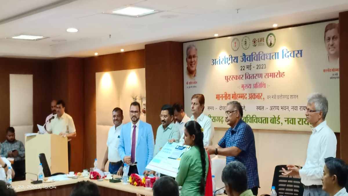 अंतर्राष्ट्रीय जैवविविधता दिवस : वन मंत्री अकबर ने चयनित संस्थाओं को दिया राज्यस्तरीय जैवविविधता पुरस्कार, ‘बायोडायवर्सिटी ऑफ छत्तीसगढ़‘ का भी किया विमोचन