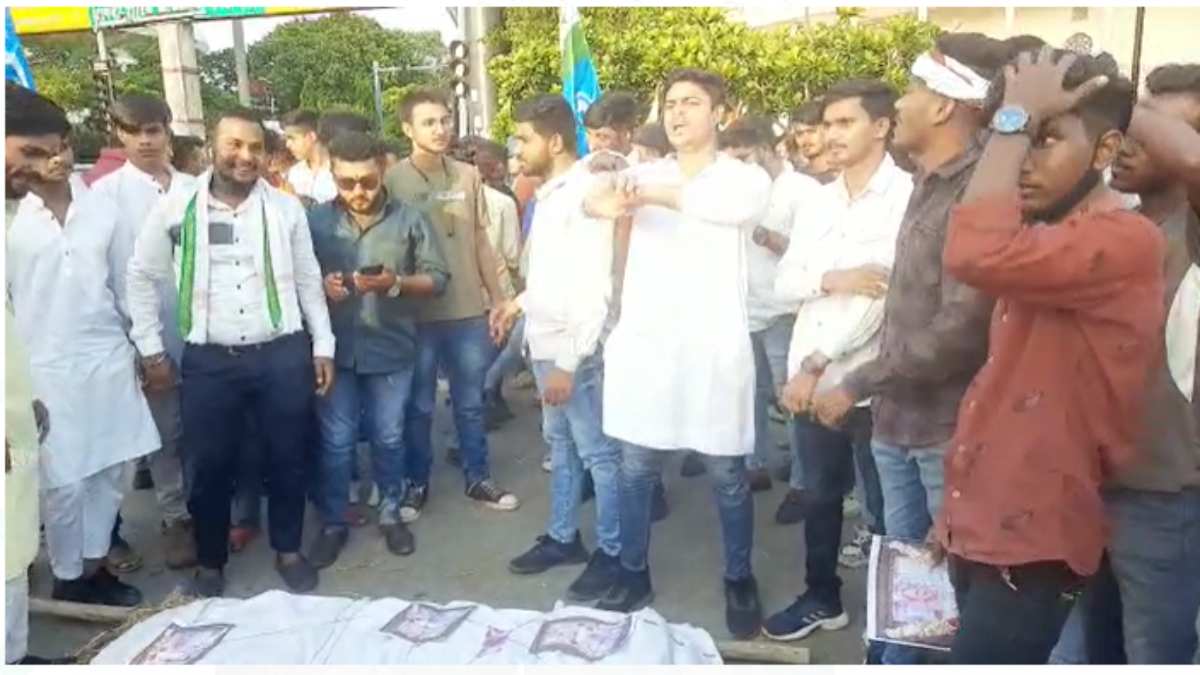 2000 के नोट बंद होने पर NSUI का प्रदर्शन : राजधानी में निकाली भारतीय अर्थव्यवस्था की शवयात्रा, प्रधानमंत्री का फूंका पुतला
