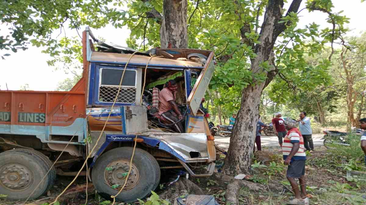 CG में भीषण हादसाः अनियंत्रित ट्रक पेड़ से टकराई,  वाहन के उड़े परखच्चे, ड्राइवर समेत 3 लोग…