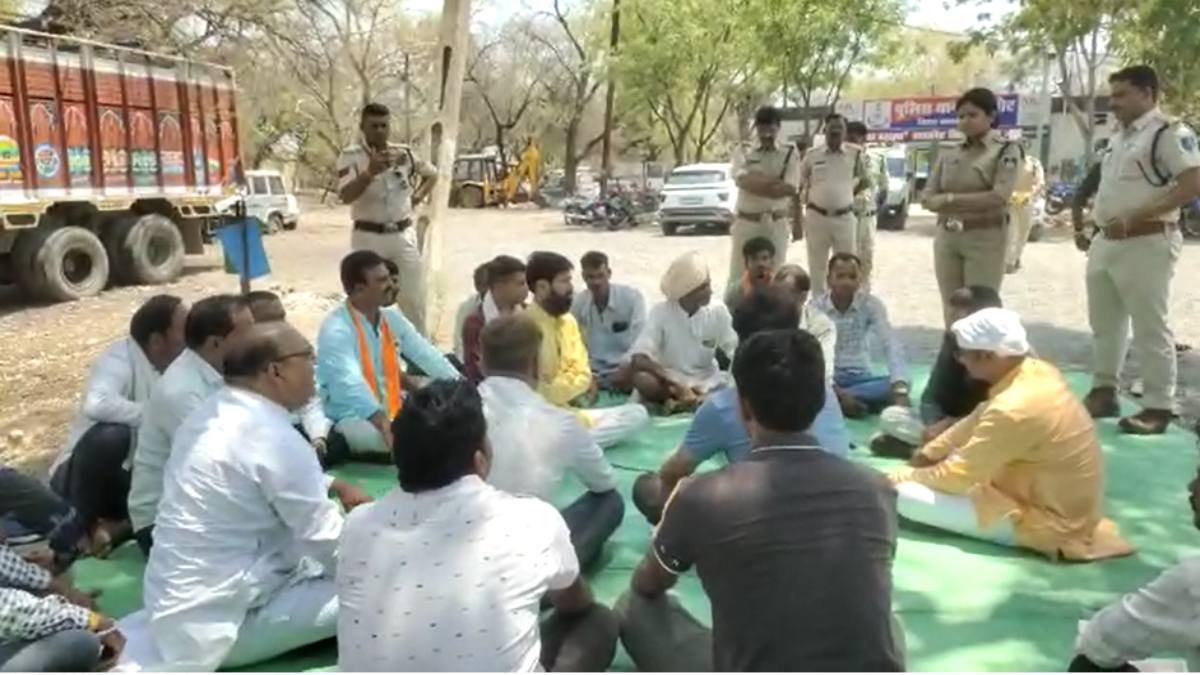 तमंचे की नोक पर अवैध वसूली: पुलिसकर्मी को हटाने बीजेपी नेता और कार्यकर्ता बैठे धरने पर, दो पीड़ितों ने शपथ पत्र के साथ लगाए गंभीर आरोप