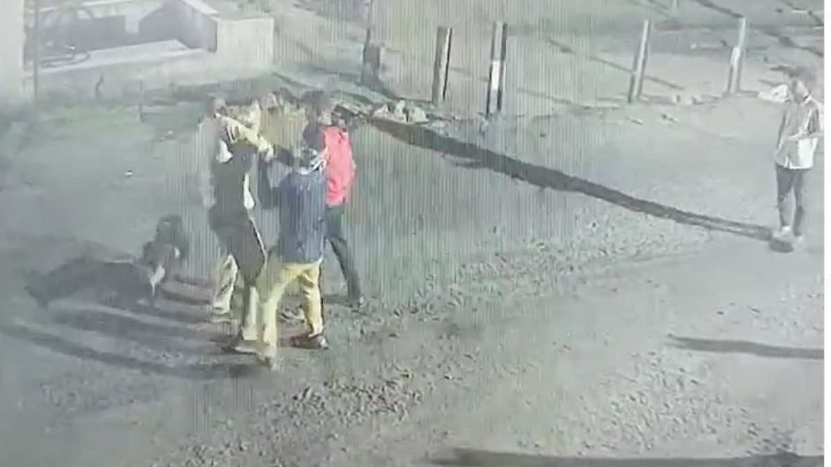 CG में बदमाशों के हौसले बुलंदः सुरक्षाकर्मी पर बनाया चोरी का दबाव, नहीं माना तो बरसाए लात-घूंसे, देखें पिटाई का VIDEO…