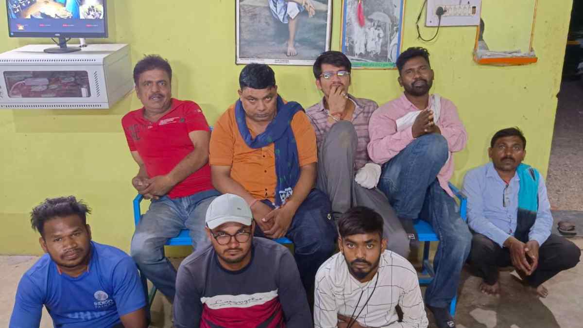 CM बघेल से शिकायत का असर : केरेगांव जंगल से 8 जुआरी गिरफ्तार, गंगरेल क्षेत्र में कब होगी कार्रवाई…?
