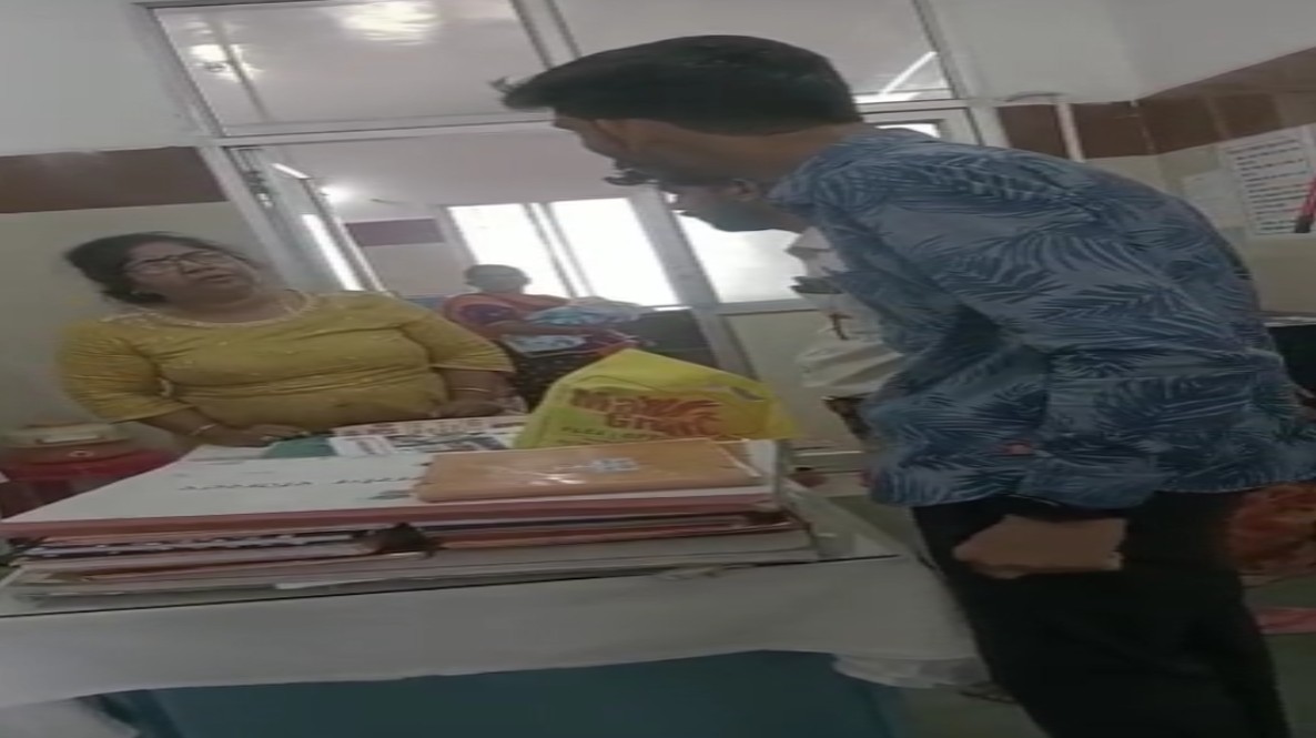 स्वास्थ्य विभाग की बड़ी लापरवाहीः डिलीवरी के बाद प्रसूता के पेट में छोड़ा कॉटन, निजी अस्पताल में ऑपरेशन कर निकाला, स्टाफ के खिलाफ शिकायत